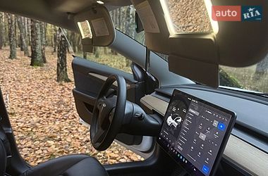 Седан Tesla Model 3 2022 в Бучі