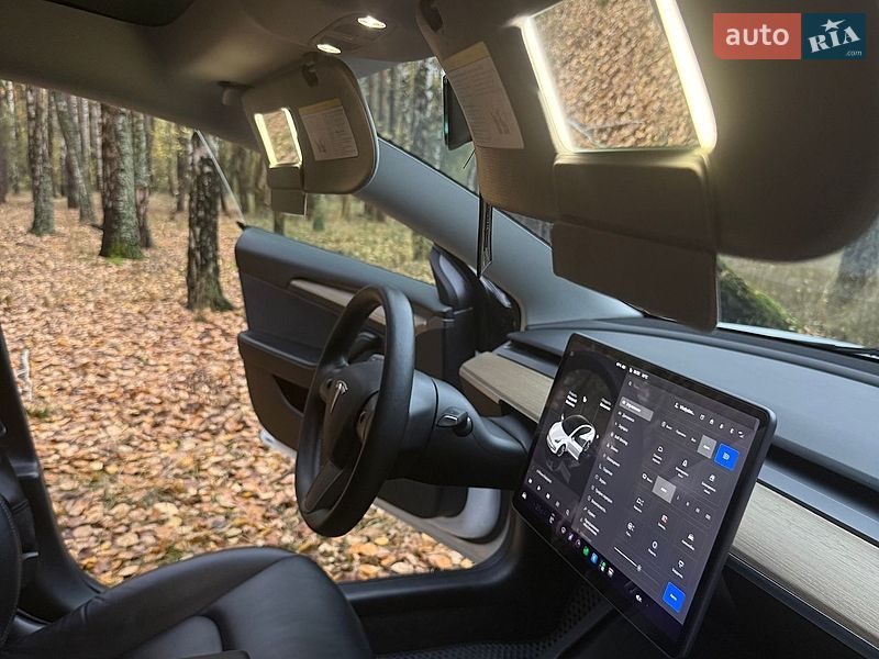 Седан Tesla Model 3 2022 в Бучі