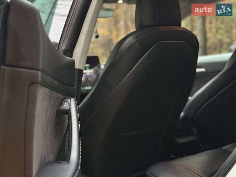 Седан Tesla Model 3 2022 в Бучі