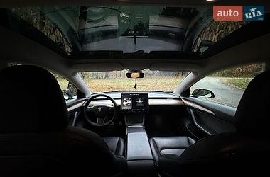 Седан Tesla Model 3 2022 в Бучі