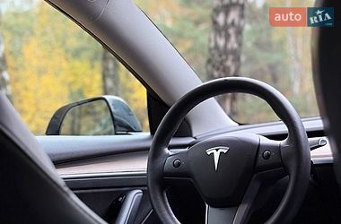 Седан Tesla Model 3 2022 в Бучі
