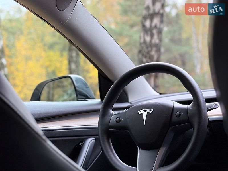 Седан Tesla Model 3 2022 в Бучі