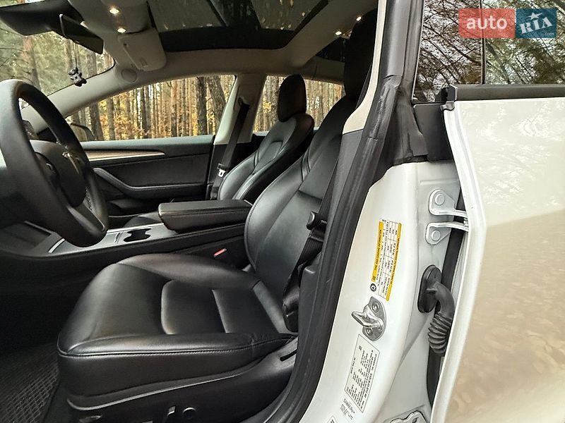Седан Tesla Model 3 2022 в Бучі