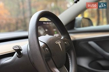 Седан Tesla Model 3 2022 в Бучі