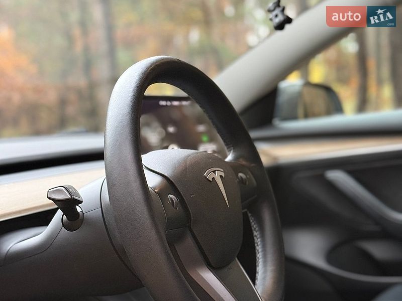 Седан Tesla Model 3 2022 в Бучі