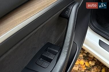 Седан Tesla Model 3 2022 в Бучі