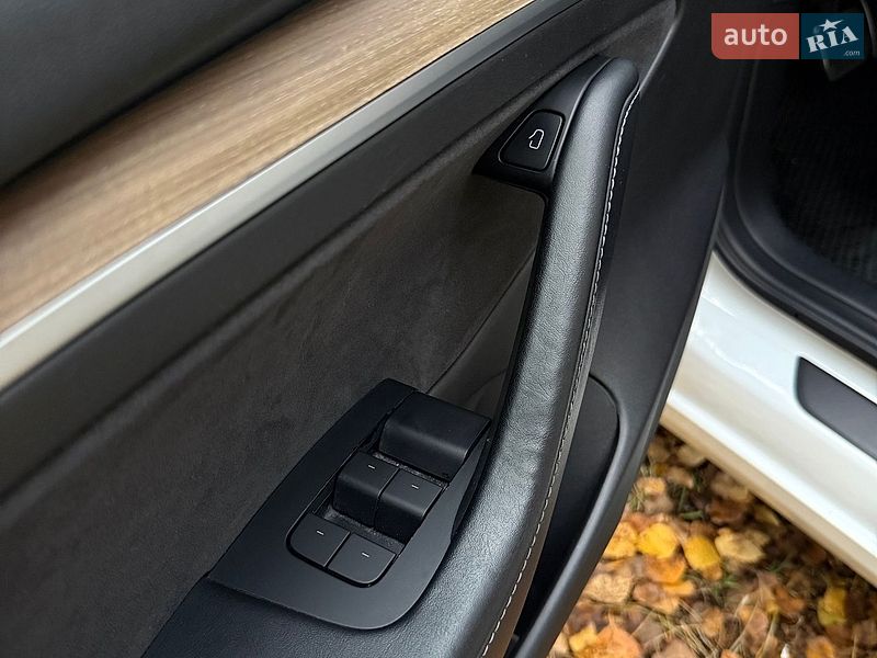 Седан Tesla Model 3 2022 в Бучі