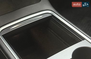 Седан Tesla Model 3 2022 в Бучі
