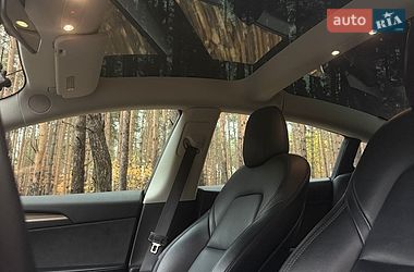 Седан Tesla Model 3 2022 в Бучі