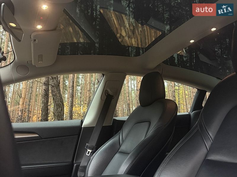 Седан Tesla Model 3 2022 в Бучі
