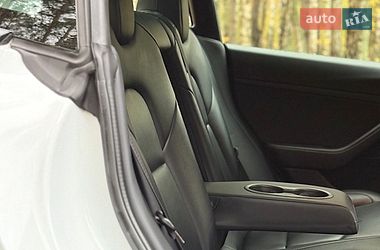 Седан Tesla Model 3 2022 в Бучі