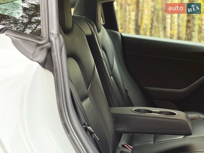 Седан Tesla Model 3 2022 в Бучі
