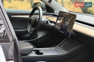 Седан Tesla Model 3 2022 в Бучі