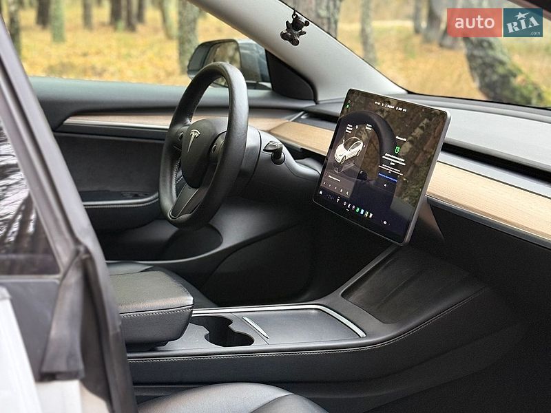 Седан Tesla Model 3 2022 в Бучі