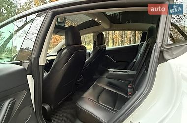 Седан Tesla Model 3 2022 в Бучі
