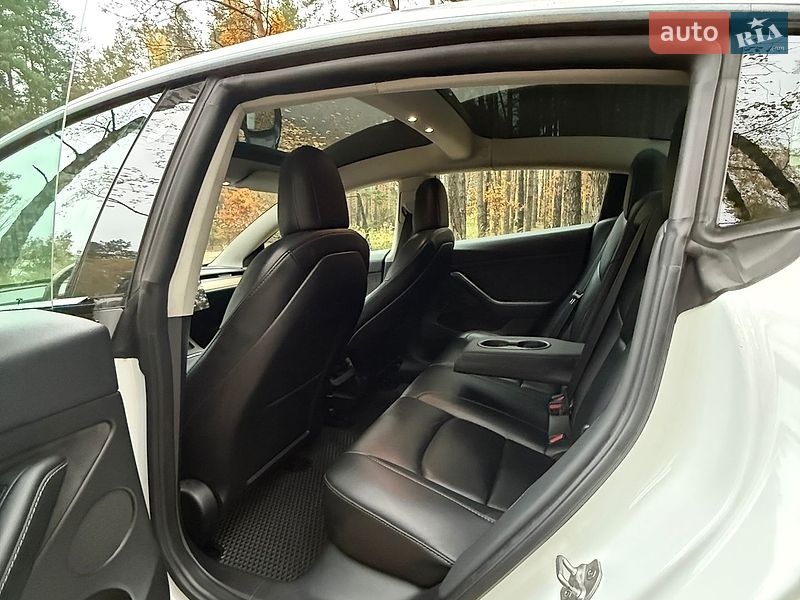 Седан Tesla Model 3 2022 в Бучі