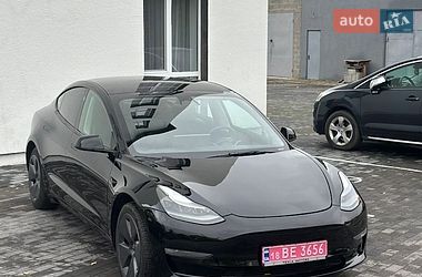 Седан Tesla Model 3 2023 в Дубні
