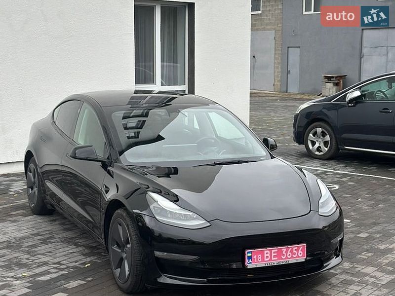 Седан Tesla Model 3 2023 в Дубні