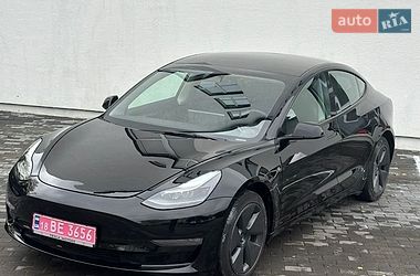 Седан Tesla Model 3 2023 в Дубні