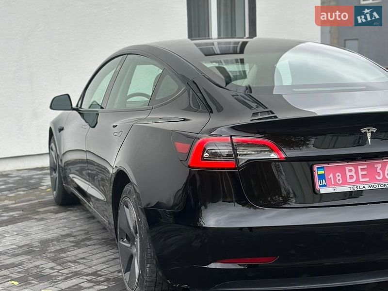 Седан Tesla Model 3 2023 в Дубні