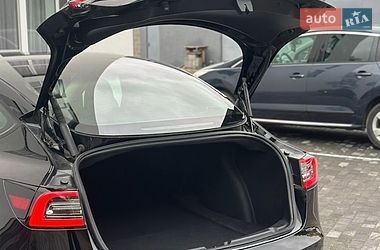 Седан Tesla Model 3 2023 в Дубні