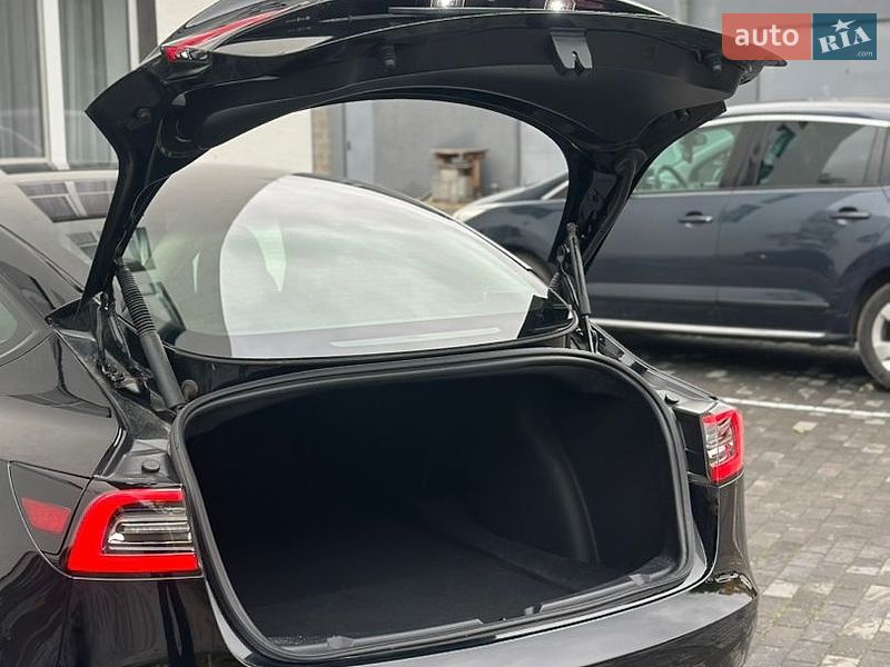 Седан Tesla Model 3 2023 в Дубні
