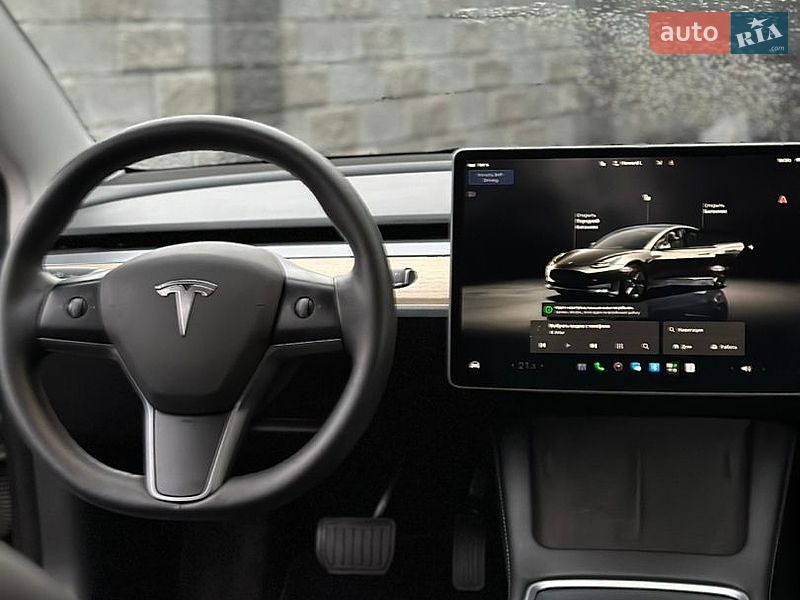 Седан Tesla Model 3 2023 в Дубні