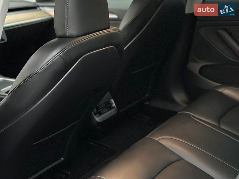Седан Tesla Model 3 2023 в Дубні