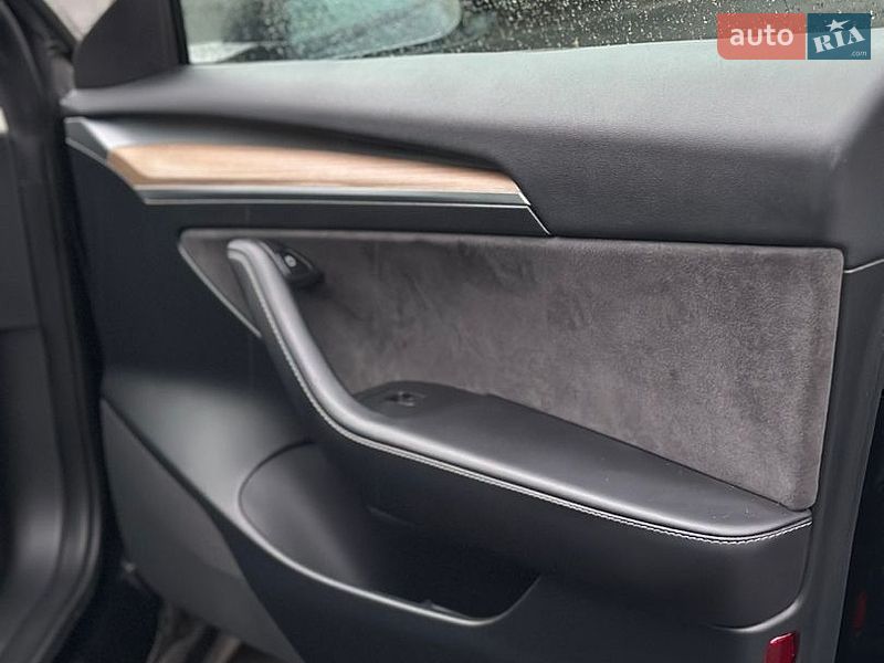 Седан Tesla Model 3 2023 в Дубно