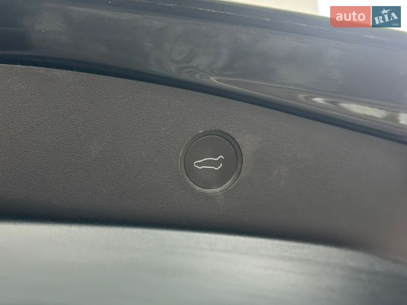 Седан Tesla Model 3 2023 в Дубні