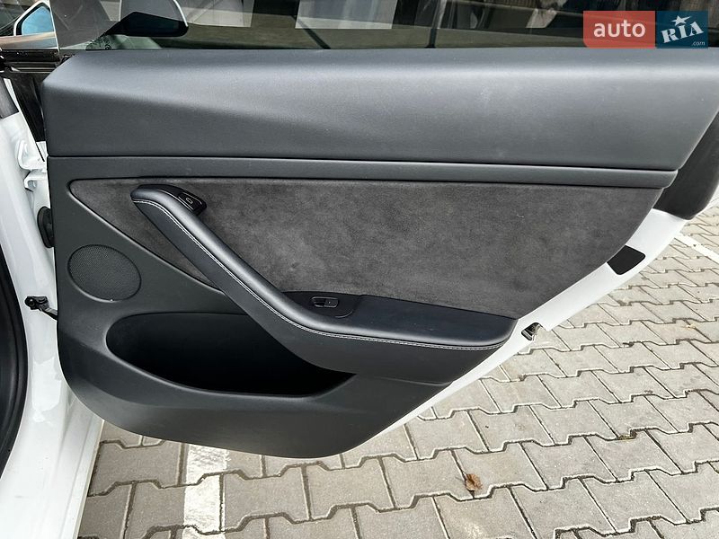 Седан Tesla Model 3 2020 в Виннице