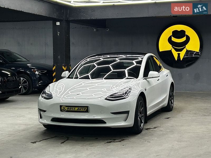 Седан Tesla Model 3 2019 в Черновцах