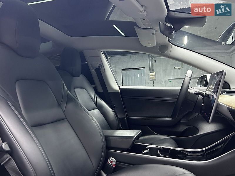 Седан Tesla Model 3 2019 в Черновцах