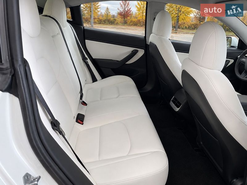 Седан Tesla Model 3 2020 в Львове