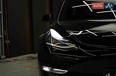 Седан Tesla Model 3 2019 в Черновцах