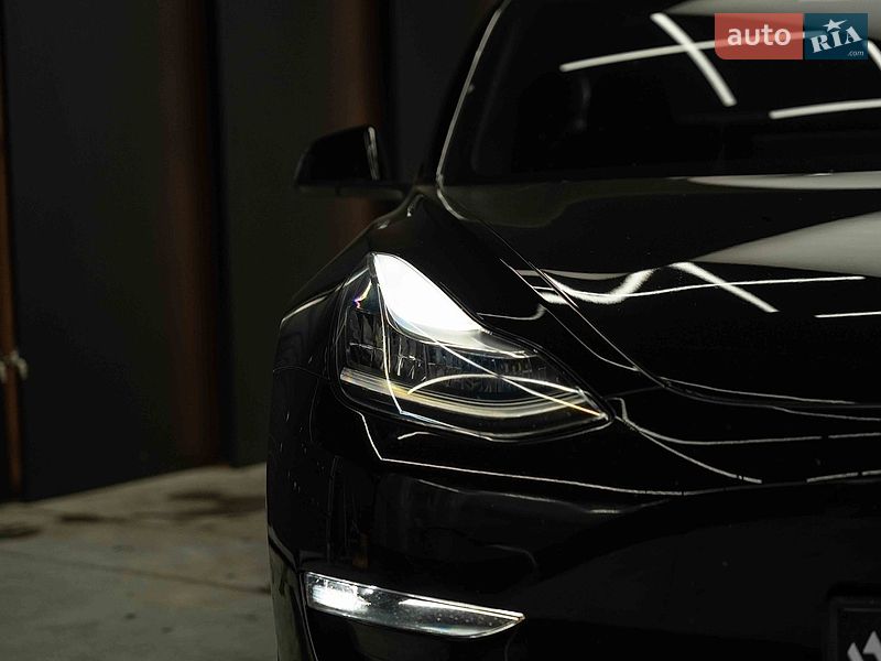 Седан Tesla Model 3 2019 в Черновцах