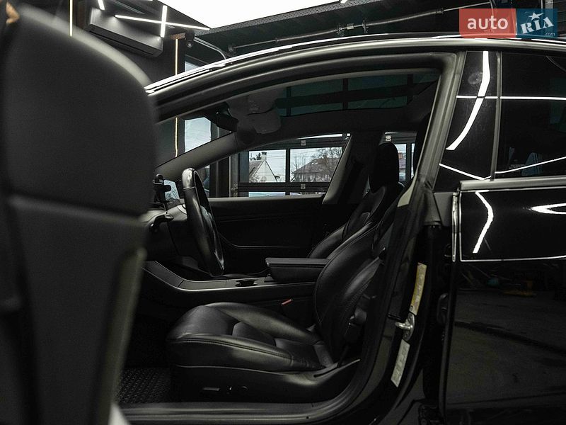Седан Tesla Model 3 2019 в Черновцах