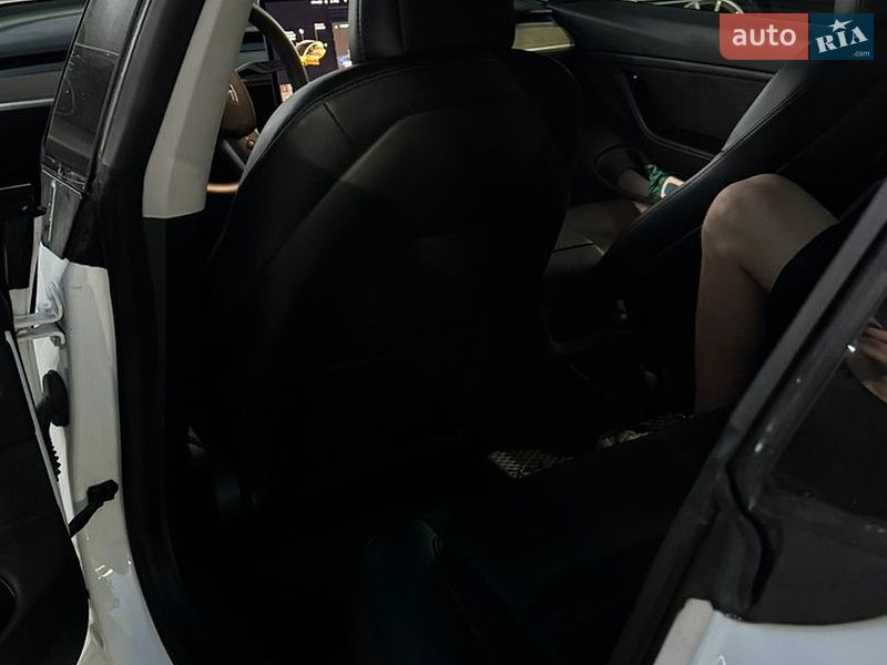 Седан Tesla Model 3 2019 в Виннице