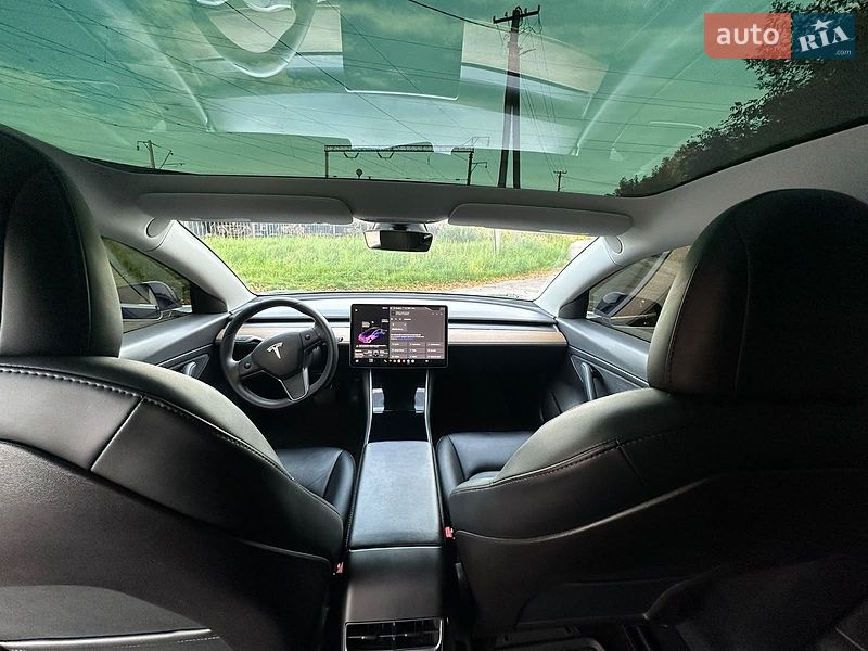 Седан Tesla Model 3 2020 в Львові