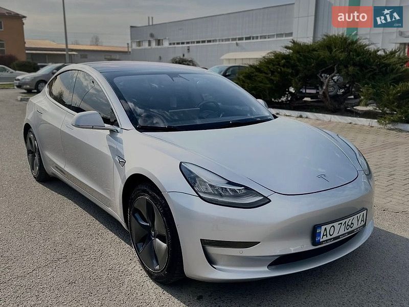 Седан Tesla Model 3 2018 в Ужгороде