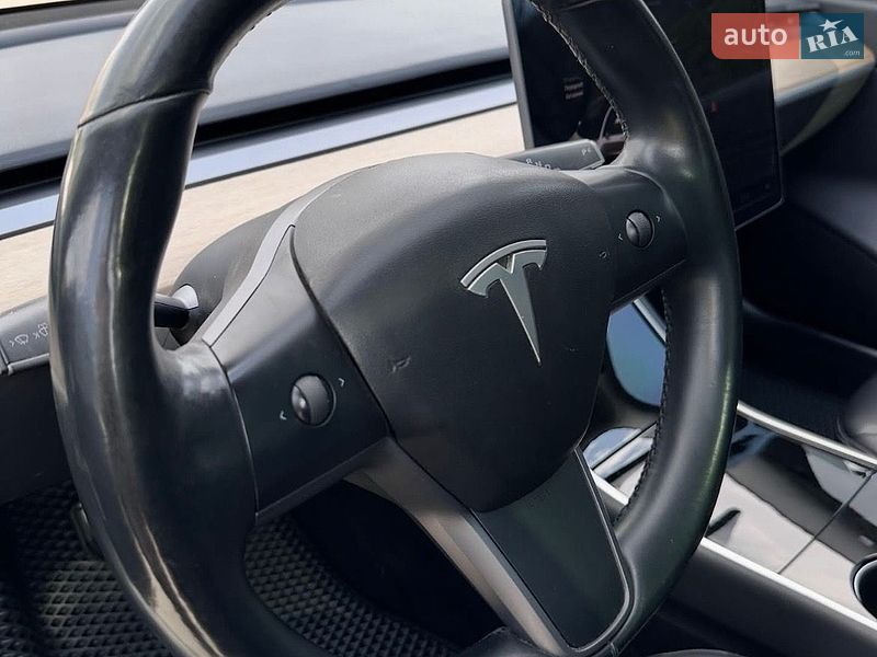 Седан Tesla Model 3 2018 в Ужгороде