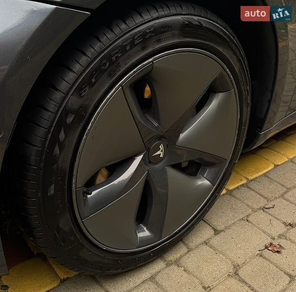 Седан Tesla Model 3 2019 в Львові