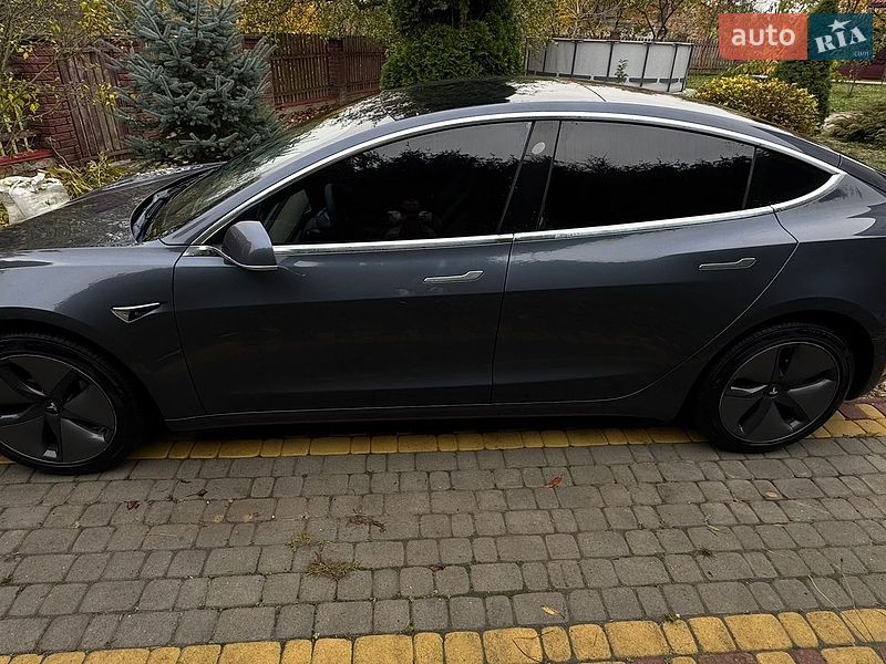 Седан Tesla Model 3 2019 в Львові