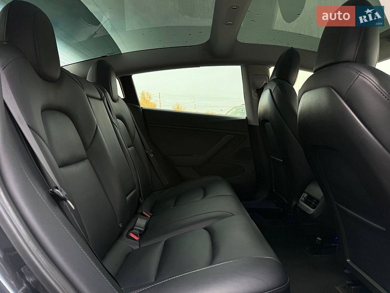 Седан Tesla Model 3 2020 в Рівному
