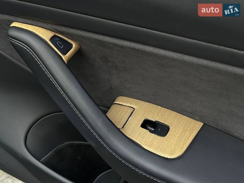 Седан Tesla Model 3 2020 в Рівному