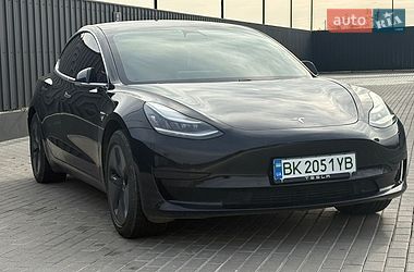 Седан Tesla Model 3 2019 в Дубні