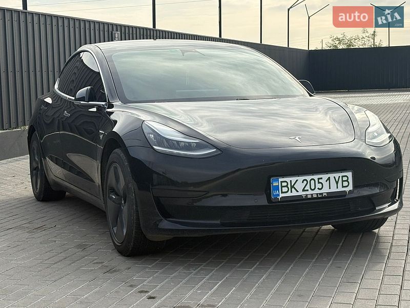 Седан Tesla Model 3 2019 в Дубні