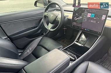 Седан Tesla Model 3 2019 в Дубні