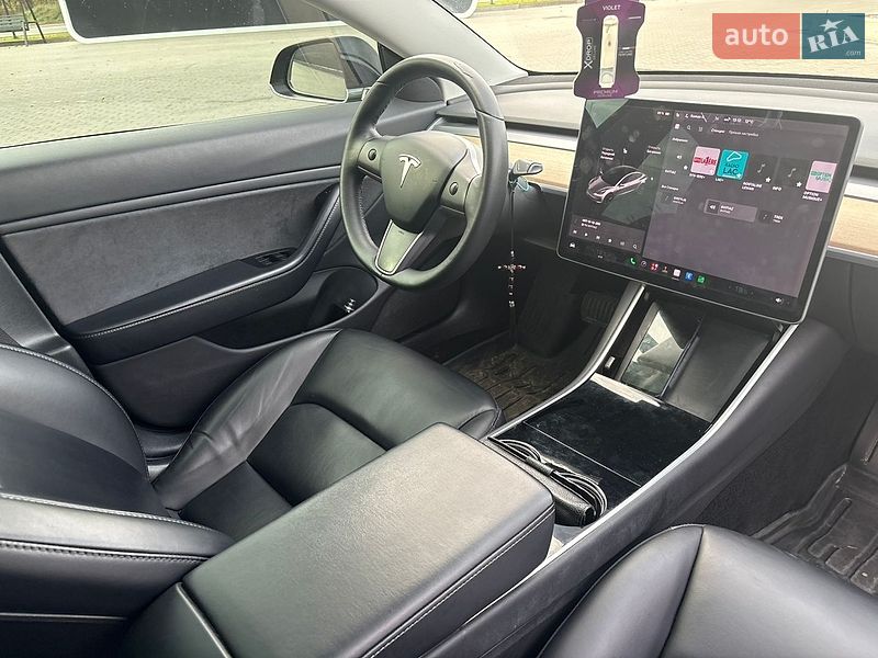 Седан Tesla Model 3 2019 в Дубні