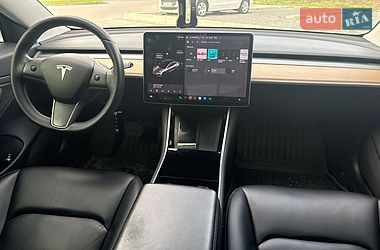 Седан Tesla Model 3 2019 в Дубні